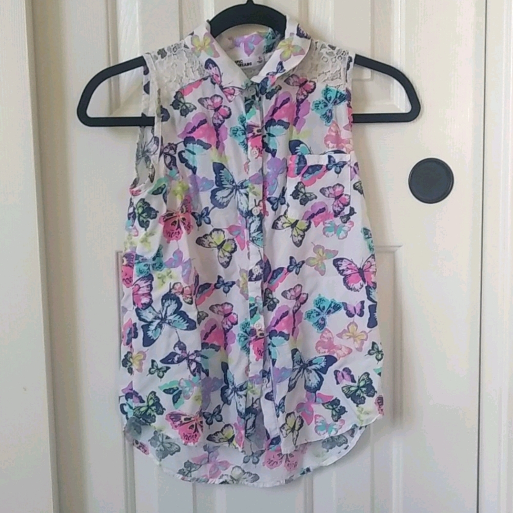 Sleeveless butterfly pattern button up